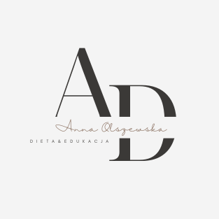 Logotyp przedstawiający splecione inicjały „A” oraz „D” w kolorze ciemnoszarym. Przez środek przechodzi kaligraficzny podpis „Anna Olszewska” w odcieniu brudnego różu, a pod spodem widnieje dopisek „DIETA & EDUKACJA”.